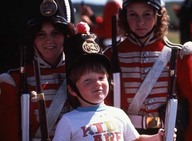Signal Hill - enfant et adolescentes vêtues d'uniformes d'époque