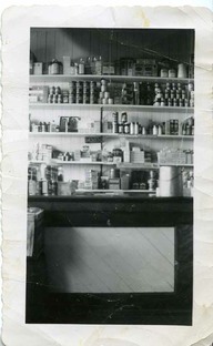 Intérieur du magasin général de Théophile Landry à Pokemouche au Nord-Est du Nouveau-Brunswick durant les années 30.
