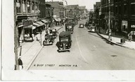Rue principale à Moncton au Sud-Est du Nouveau-Brunswick vers 1950.
