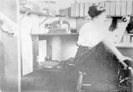 Béatrice Richard travaillant dans le bureau du journal L'Impartial à Tignish, Île-du-Prince-Édouard