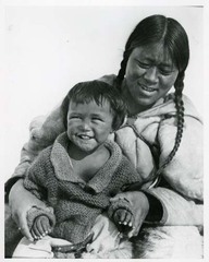 Inuit -Mother & child/ Mère Inuk et son enfant