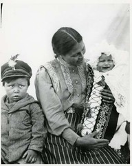 Famille dénée: Catherine Beaulieu Lafferté, fils Jim et Victor Lafferté.Fort Resolution