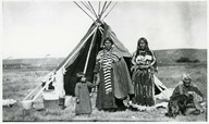 Indian family. Indiennes devant une tente