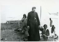 Père Delalande avec des enfants Inuits