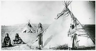Sarcee Indian camp. Indiens piéganes devant leur tente