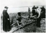 Hare Indians making a boat with bark. Indiens Peaux de Lièvre fabriquant un canot d'écorce