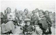 Dogrib Indians. Femmes Flanc de Chien avec enfants