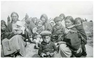 Dogrib Indians. Femmes Flanc de Chien avec enfants