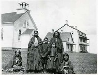 Hobbema -Cree Indians family in front of the Indian school. Famille de Cris devant l'école indienne