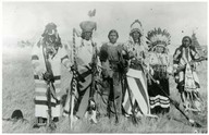 Group of Indians dressed for the sun dance ceremony. Indiens Pieds-Noirs. Danse du Soleil