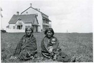 Hobbema -Cree Indian in front of the Indian school.
Famille crie devant l'école indienne