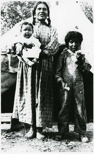 Mrs Crowflag and children. Madame Crowfly et ses enfants