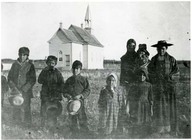 Metis at saddle lake church women and children. Femmes métisses et enfants