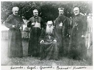 De gauche à droite : Lacombe, Legal, Grouard, Brénat et Husson. Le père Lacombe et les évêques du Nord-Ouest
