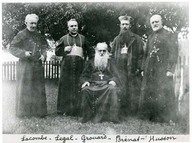 De gauche à droite : Lacombe, Legal, Grouard, Brénat et Husson. Le père Lacombe et les évêques du Nord-Ouest