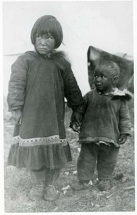 Inuit. Deux enfants inuit