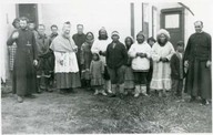 After the grand mass. Après la grand-messe, G. Breynat avec des Inuit