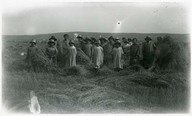 Students in the field. Filles de l'école de la moisson