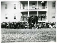 The population in front of the school. Élèves, parents et dignitaires devant l'école