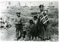 Laucheux Indian family. Famille d'Indiens Loucheux