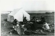 Father Fallaize and Inuit. Le père Fallaize avec des Inuit.