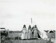 Stand off -Three Indian girls. Trois indiennes