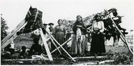 Blackfoot Indian woman. Femmes sarcis dans leur campement.