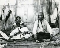 Indian couple inside a tent. Couple amérindien à l'intérieur d'une tente