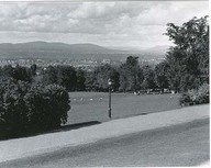 Le parc des Braves, derrière le monument