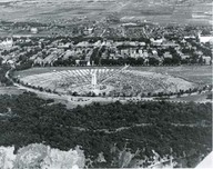 Estrade circulaire et reposoir installés sur les Plaines pour le congrès Eucharistique