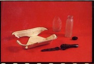 Plat en creamware, burette et couteau