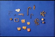 Armes et munitions, attaches de vêtements, accessoires de couture