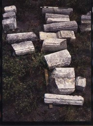 Fragments de pierre moulées