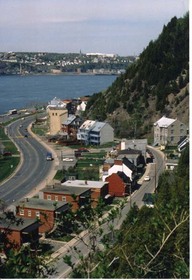 Au pied de la falaise, sur une mince bordure de débris, un établissement qui s’étire en longueur.