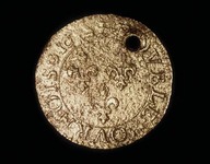 Un double tournois. Pièce trouvée sur le site de la seconde habitation. Monnaie frappée sous Louis XIII.