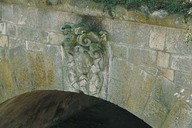 Un des nombreux blasons des remparts. 
Divers blasons : du souverain, de la reine mère et de Richelieu, le rempart est un décor où se lit la volonté du pouvoir royal et catholique. 