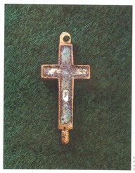 Croix de chapelet,
In Lapointe, Camille, 1998, Trésors et secrets de Place-Royale: aperçu de la collection archéologique, Québec, Publication du Québec. 
