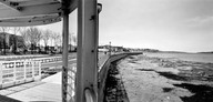 Vue partielle de la promenade maritime à marée basse.