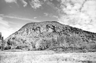Le mont Saint-Hilaire et sa falaise