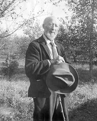Ozias Leduc dans son verger