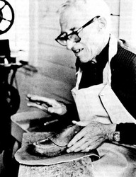 René Simard
Photo tirée de l'ouvrage Disciple de saint Crépin, 1977, par Les Affaires culturelles, collection «Civilisation du Québec», série Arts et métiers.