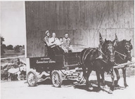 Mitchell Hepburn fait visiter sa ferme à Maurice Duplessis au cours des années 1930