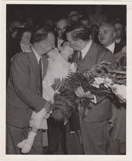 Maurice Duplessis embrassant une petite fille