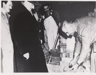 Maurice Duplessis en visite sur un chantier de construction en compagnie d'Antonio Barrette