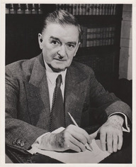 Maurice Duplessis tenant un crayon