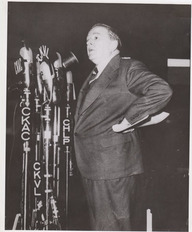 Maurice Duplessis livrant un discours sur les ondes de la radio