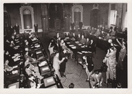 Maurice Duplessis à la Conférence de Québec, 25 septembre 1950. Le premier ministre du Canada, Louis Saint-Laurent, et les représentants des provinces sont assis autour d'une table.