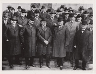 Lomer Gouin pose en compagnie d'un groupe d'hommes