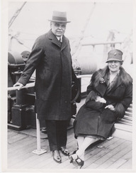 Lomer Gouin pose en compagnie de sa femme, Alice Amos, sur un bateau