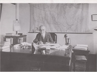 Lomer Gouin dans son bureau